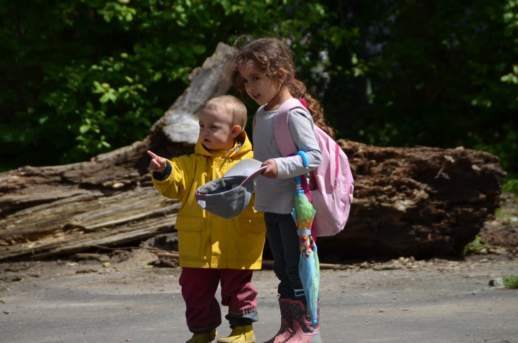 Erklären und zuhören: Wenn sich größere und kleinere Kinder begegnen, entstehen Vertrauen und Selbstvertrauen.